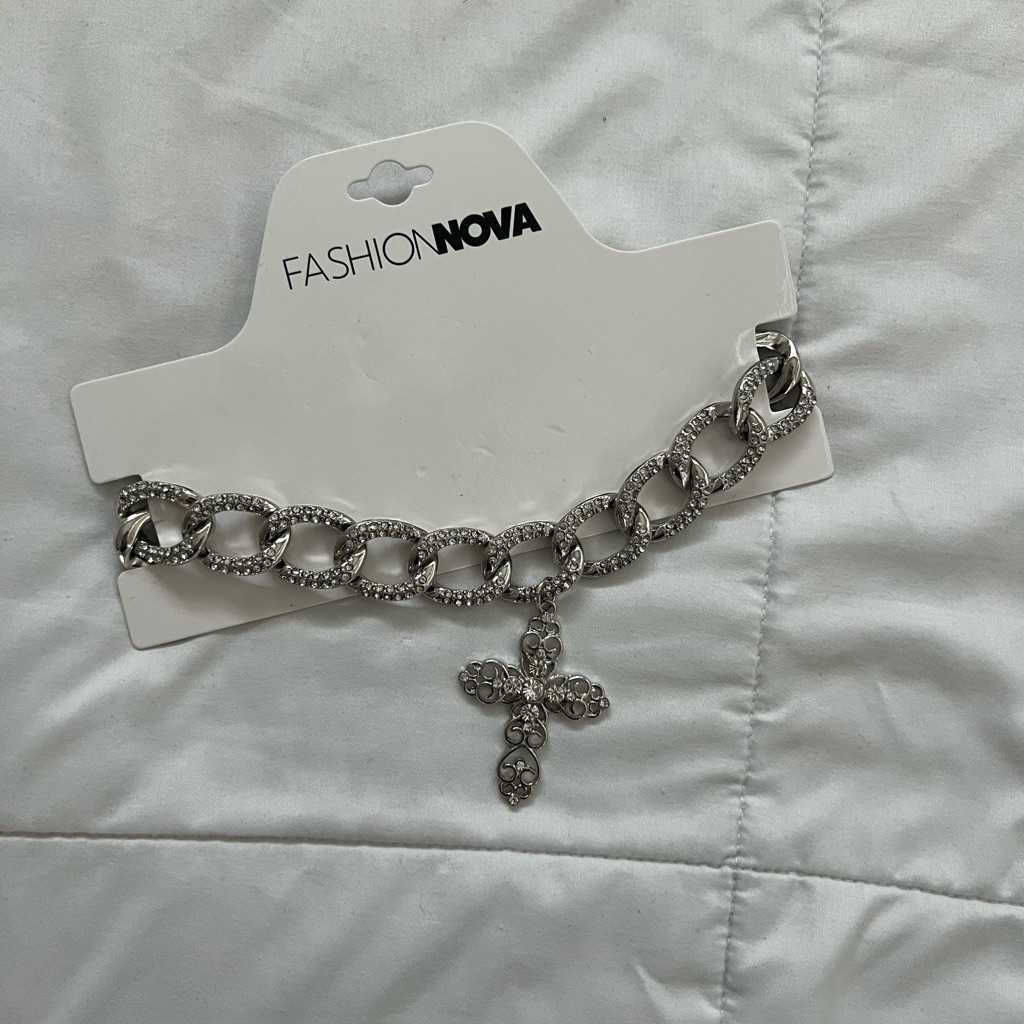 Fashion Nova Silver Necklace With Cross Pendant 15$